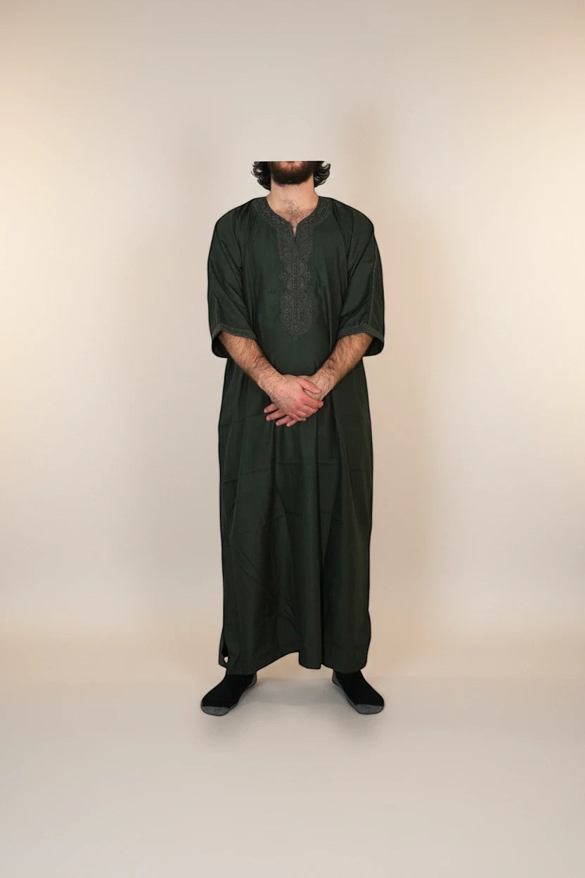 Khayr Thobes Men's traditional thobe robe in deep forest green, featuring tonal embroidery on the neckline and flowing sleeves.